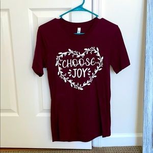 maroon colored t-shirt